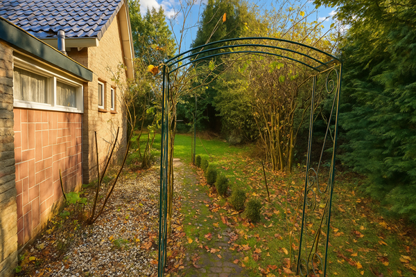 Lommerrijk pad in een tuin.png